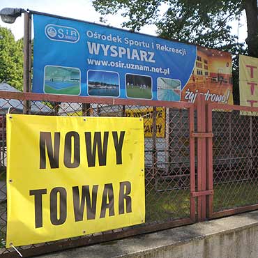 Zamiast boiska do gry - blaszak z chińskimi zabawkami
