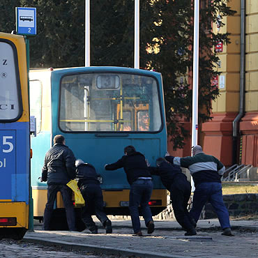Komunikacja Autobusowa kupia kolejne uywane autobusy. Zobacz video