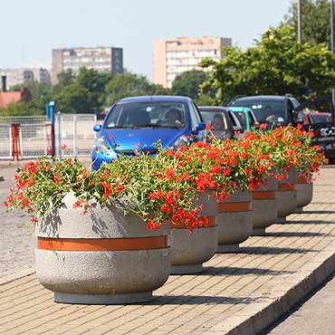 Nowe klomby stany na chodnikach