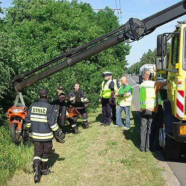 Rannego motocyklist zabra migowiec