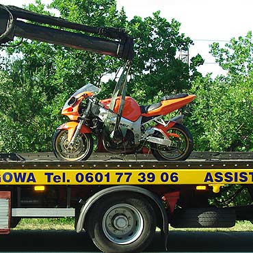 Rannego motocyklist zabra migowiec