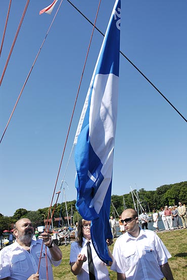 Plaa i port jachtowy wyrnione Bkitn Flag. Zobacz video