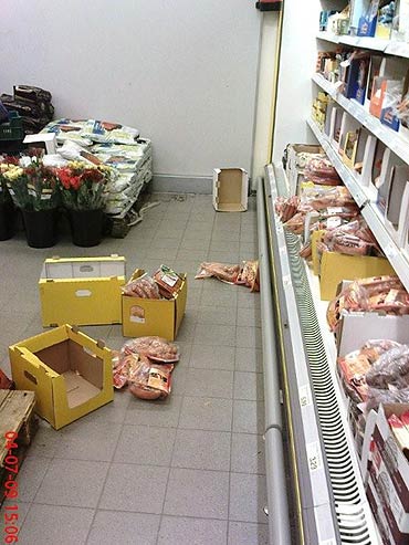 Wędliny i mięso na podłodze!