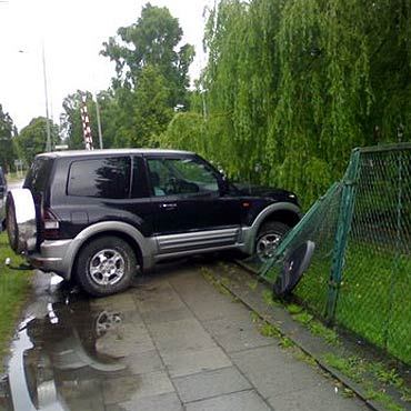 Warszów: Terenowe Mitsubishi staranowało ogrodzenie