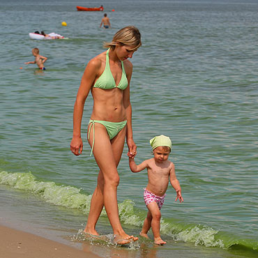 Zielona woda na plaży to nic niebezpiecznego