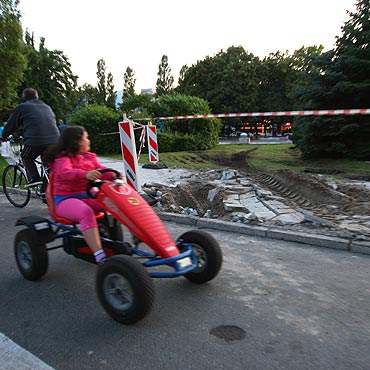 Dźwig zniszczył chodnik na promenadzie