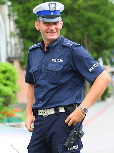 Policjanci z drogwki patroluj ulice w nowych mundurach