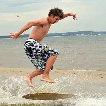 Skimboarderzy szaleją na świnoujskich falach