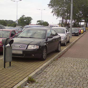 Kierowcy nieprawidłowo parkują na wysepce koło promów