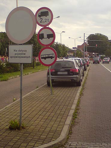 Kierowcy nieprawidłowo parkują na wysepce koło promów