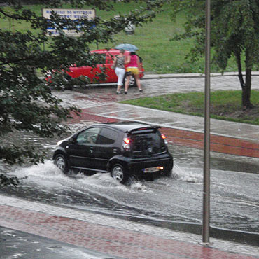 Samochody ochlapuj przechodniw