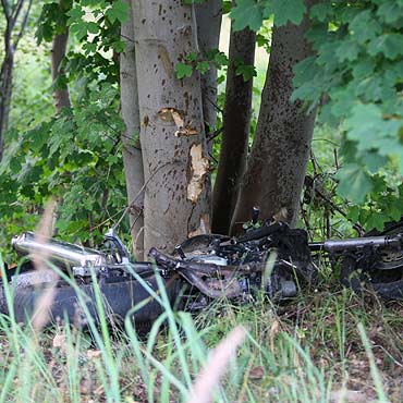 Motocyklista uderzy w drzewo