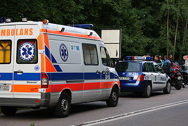 Motocyklista uderzy w drzewo