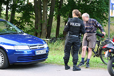 Motocyklista uderzy w drzewo