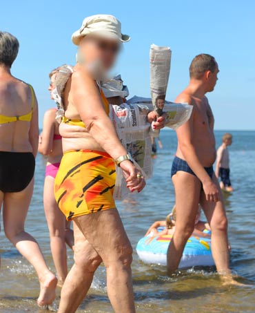 Plażowicze walczą z biedronkami