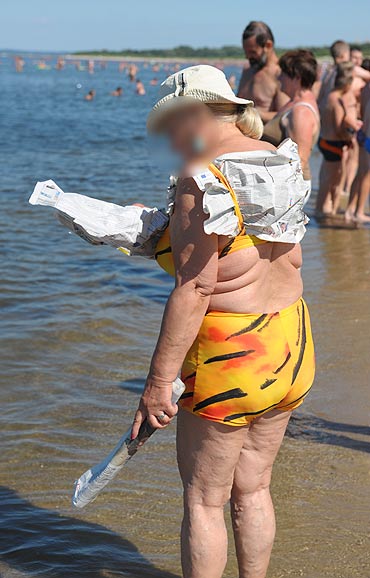 Plażowicze walczą z biedronkami