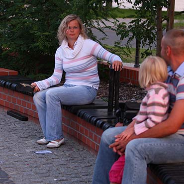 Wandale zniszczyli ławki na promenadzie