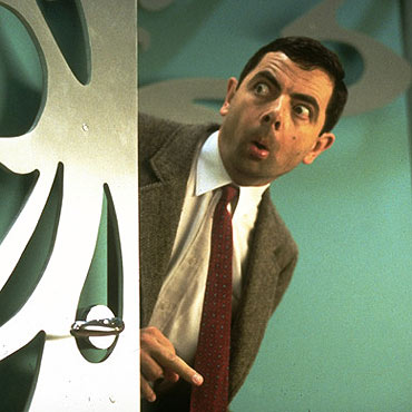 Rowan Atkinson w absurdalnym wypadku niczym Ja Fasola