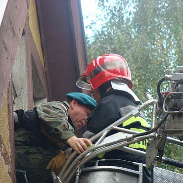 Na terenie WKU zatrzymano agresywnego mężczyznę