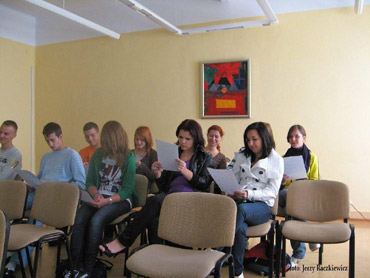 Modzie przygldaa si pracy radnych