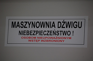 Spdzi ponad dwie godziny uwiziony w windzie