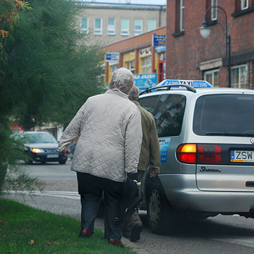 Turyci chodz po ulicy
