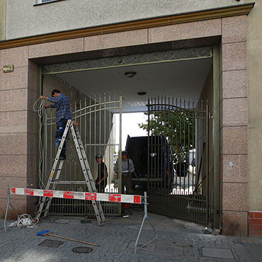 Urzędnicze niedopatrzenie? Życie za kratą