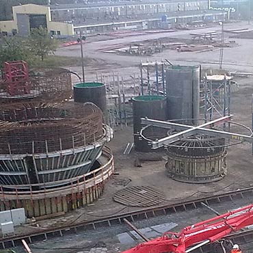 Pracownik przygnieciony przez stalow konstrukcj