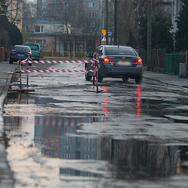 Na Toruskiej woda leje si strumieniami. Nikt nie naprawia awarii!