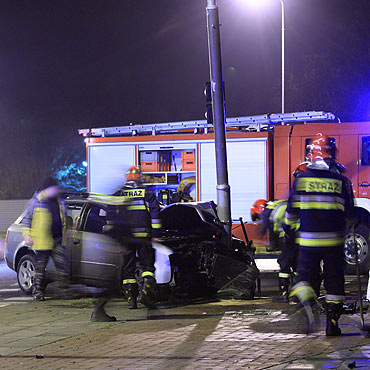 Wypadkowy dzie na winoujskich ulicach. Audi wbio si w sygnalizacj