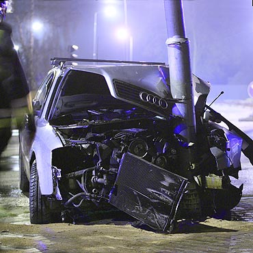 Wypadkowy dzień na świnoujskich ulicach. Audi wbiło się w sygnalizację