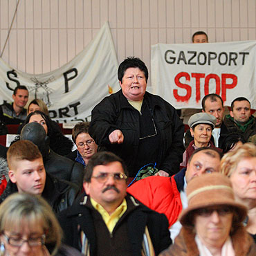 Ludzie gwiżdżą na ten gazoport