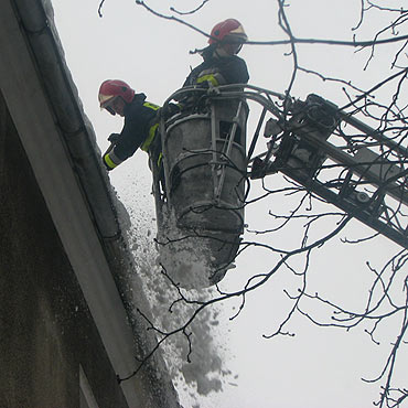 Straacy usuwali sople z „Jedynki”