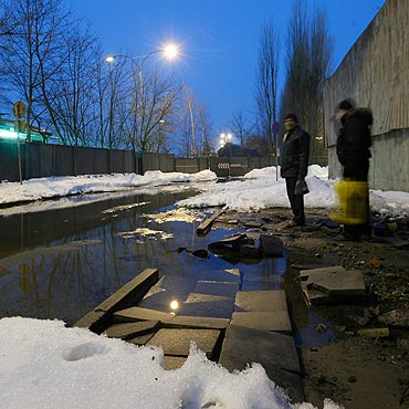 artowni odkrci hydrant. Woda laa si na wysoko 2 metrw