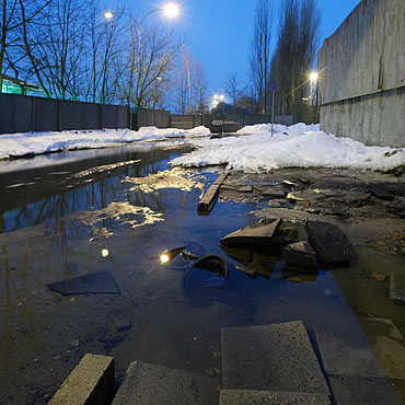 artowni odkrci hydrant. Woda laa si na wysoko 2 metrw