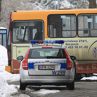 Autobus miejski uderzy w samochd, bo nie ustpi pierwszestwa