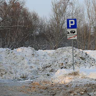 Parking jest zawalony niegiem