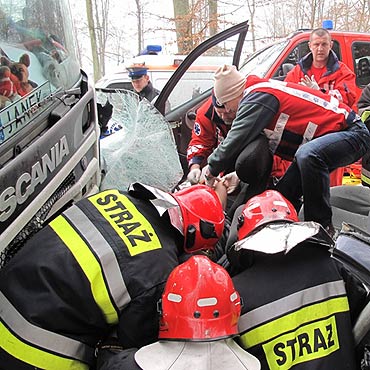 Groźny wypadek pod Stuchowem. Kierowca uratowany z zakleszczonego samochodu