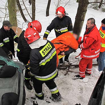 Groźny wypadek pod Stuchowem. Kierowca uratowany z zakleszczonego samochodu