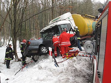 Groźny wypadek pod Stuchowem. Kierowca uratowany z zakleszczonego samochodu