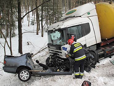 Groźny wypadek pod Stuchowem. Kierowca uratowany z zakleszczonego samochodu