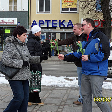 Modzi politycy rozdawali kwiaty