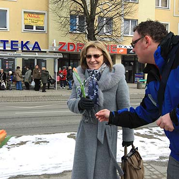 Modzi politycy rozdawali kwiaty