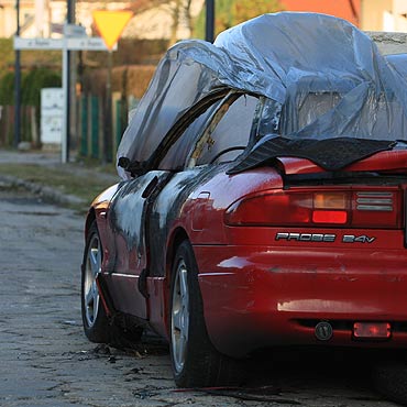 Na ulicy stoi spalone auto