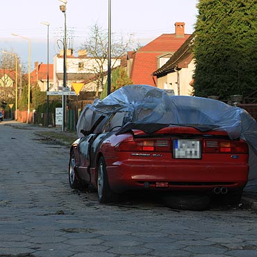 Na ulicy stoi spalone auto