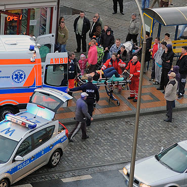 Tragedia na Matejki. 41-letni mczyzna zabi czowieka i rani noem mod dziewczyn
