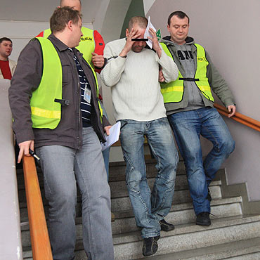 Zabójca 83-letniego świnoujścianina stanął przed prokuratorem. Zobacz film!