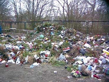Wysypisko śmieci na cmentarzu