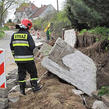 Lubin k. Międzyzdrojów: Mur runął na pracujących robotników