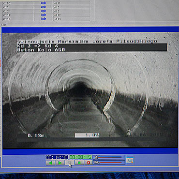 Robot z kamerą video sprawdza poniemieckie kanały deszczowe